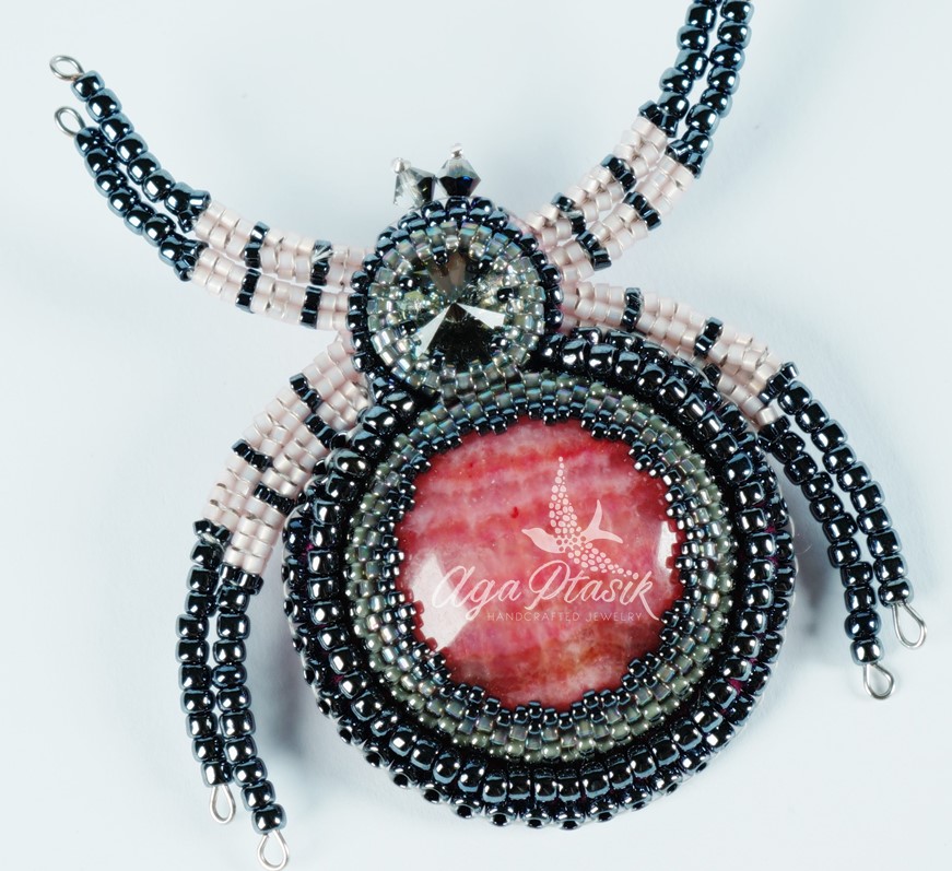 Broszka Pajęczyca Tekla wykonana  ręcznie z koralików, kamienia i kryształka swarovskiego.