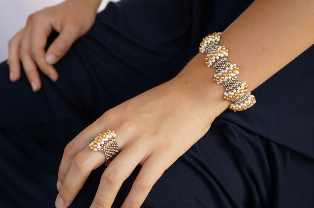 Modelka prezentuje pierścionek i bransoletkę z kolekcji "Zumba Gold" biżuteria wykonana ręcznie ze szklanych koralików.