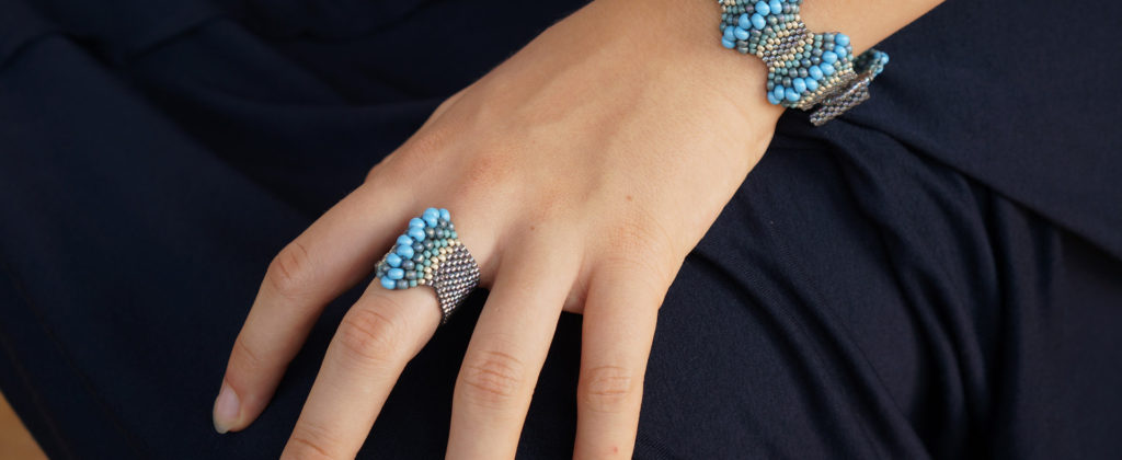 Modelka prezentuje pierścionek i bransoletkę z kolekcji "Zumba Blue" biżuteria wykonana ręcznie ze szklanych koralików.