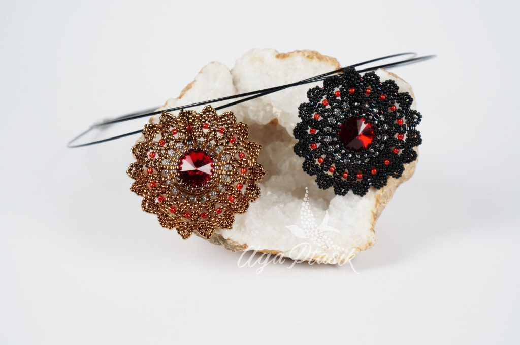 Naszyjnik Koronkowa Mandala, kryształki Swarovskiego w kolorze czerwonym obszyte koronką z czarnych i złotych koralików