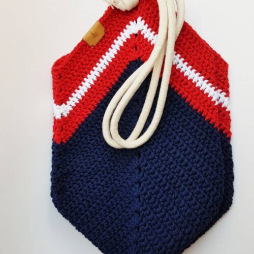 Torba "Shopping bag" w stylu marynistycznym -granatowo-czerwono-biała,zrobiona na szydełku ze sznurka bawełnianego z uchwytami z liny bawełnianej.