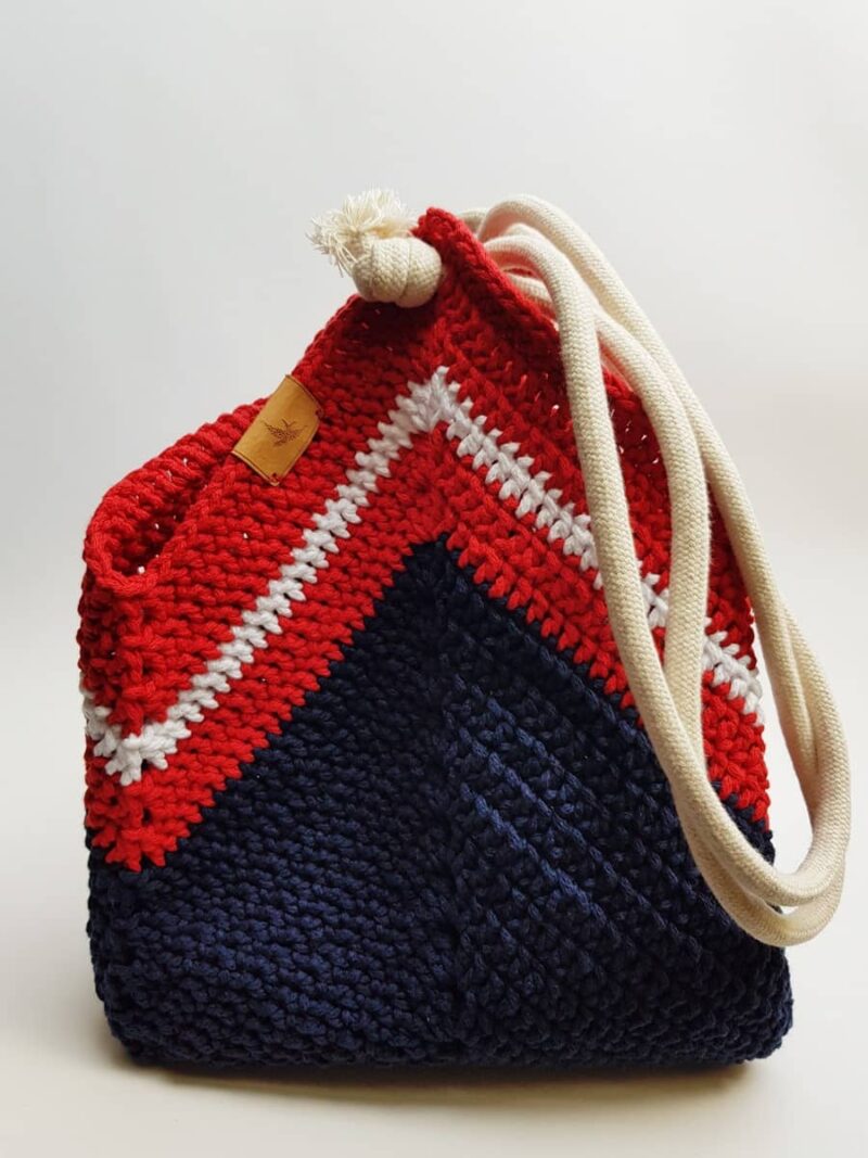 Torba "Shopping bag" w stylu marynistycznym -granatowo-czerwono-biała,zrobiona na szydełku ze sznurka bawełnianego z uchwytami z liny bawełnianej.