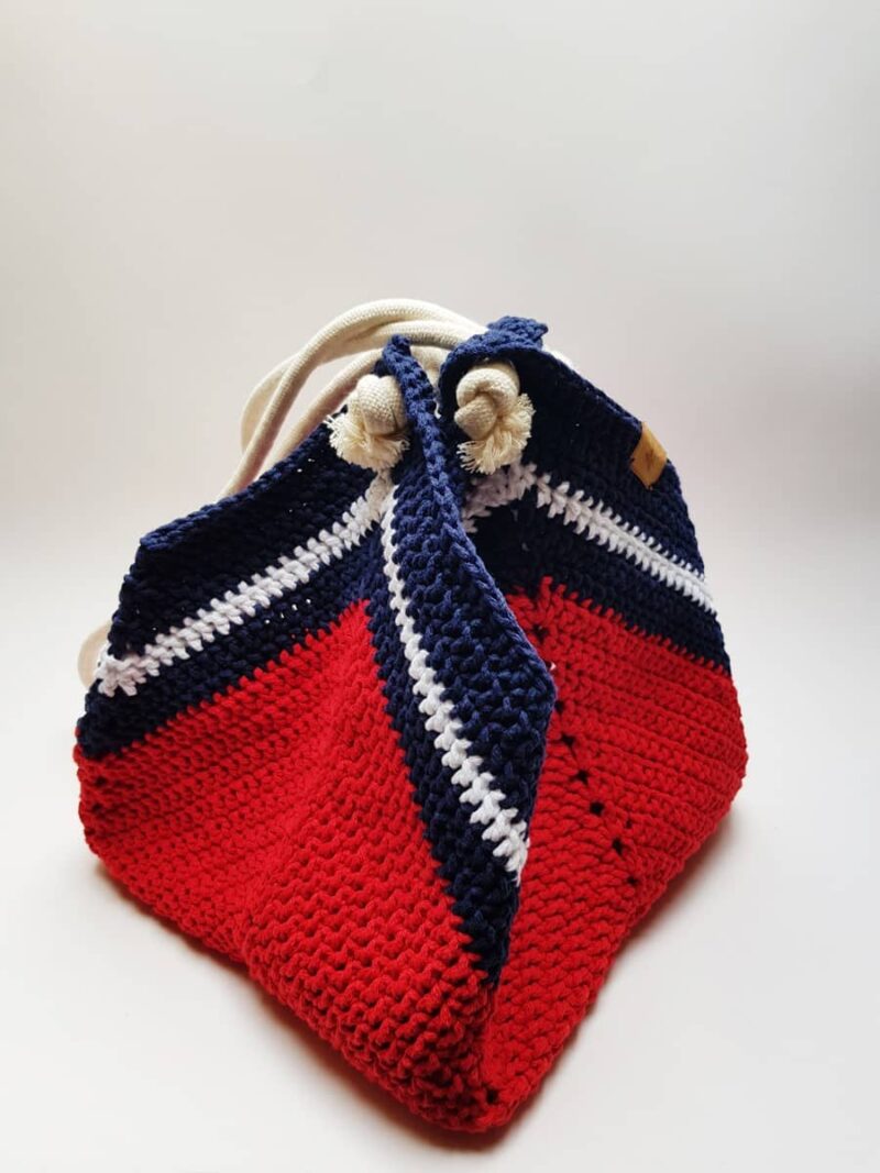 Torba "Shopping bag" w stylu marynistycznym - czerwono-granatowo-biała,zrobiona na szydełku ze sznurka bawełnianego z uchwytami z liny bawełnianej.