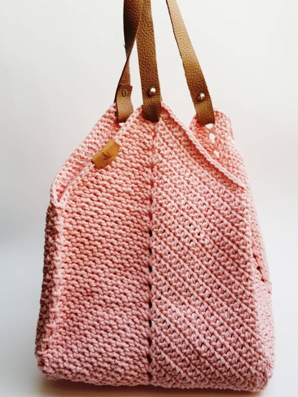 Różowa torba "Shopping bag" zrobiona na szydełku ze sznurka bawełnianego ze skórzanymi uchwytami.