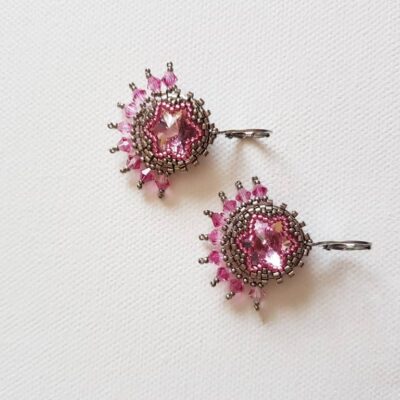 Kolczyki z różowym kryształkiem Swarovskiego w oprawie z koralików