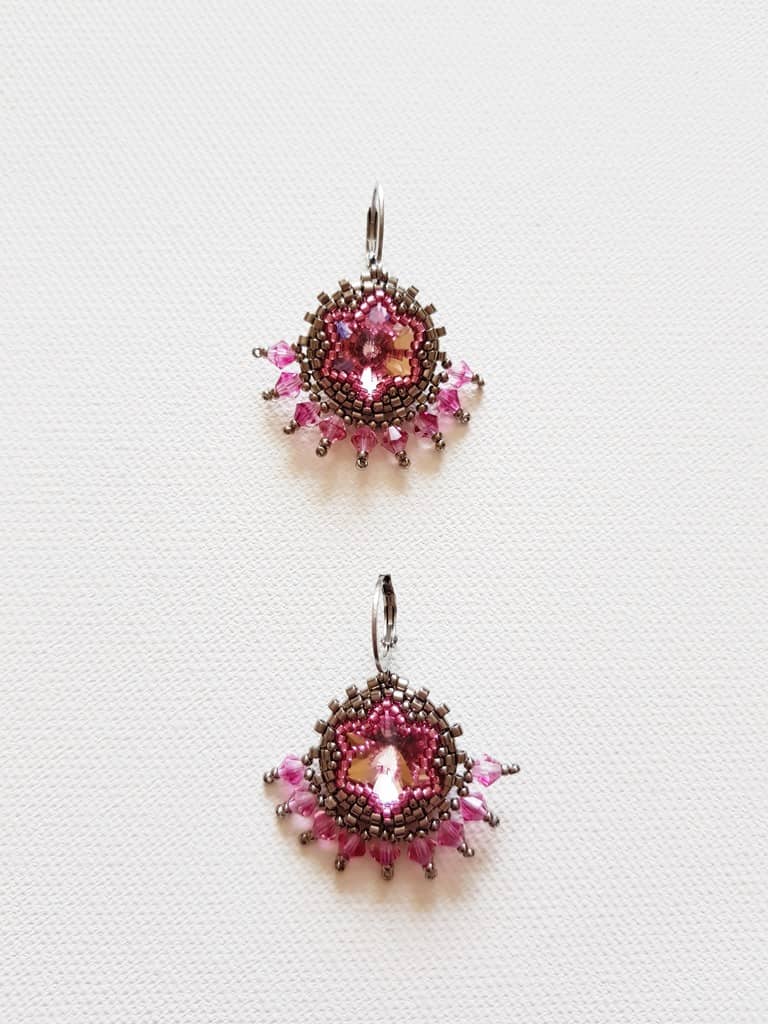 Kolczyki z różowym kryształkiem Swarovskiego w oprawie z koralików