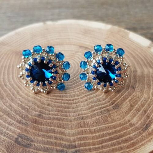 Kolczyki wkrętki z kryształkami Swarovskiego w kolorze blue