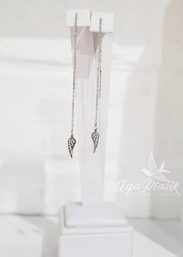 Kolczyki ze skrzydełkami symbolizujące siłę i duchowość wykonane ze stali szlachetnej w kolorze srebrnym.