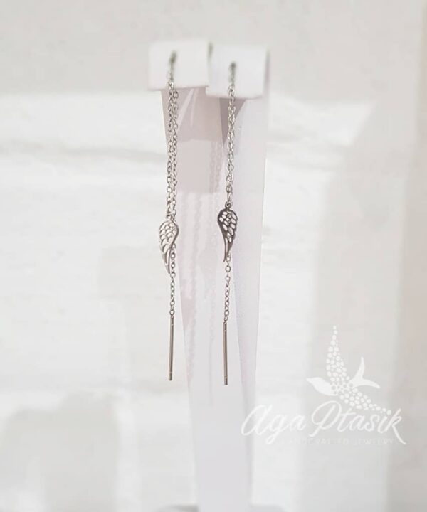 Kolczyki ze skrzydełkami symbolizujące siłę i duchowość wykonane ze stali szlachetnej w kolorze srebrnym.
