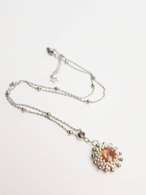 Naszyjnik "Przebudzenie wiosny" z kryształkiem Swarovskiego w oprawie z drobniutkich koralików, łańcuszek i zapięcie przekładane ze stali szlachetnej.