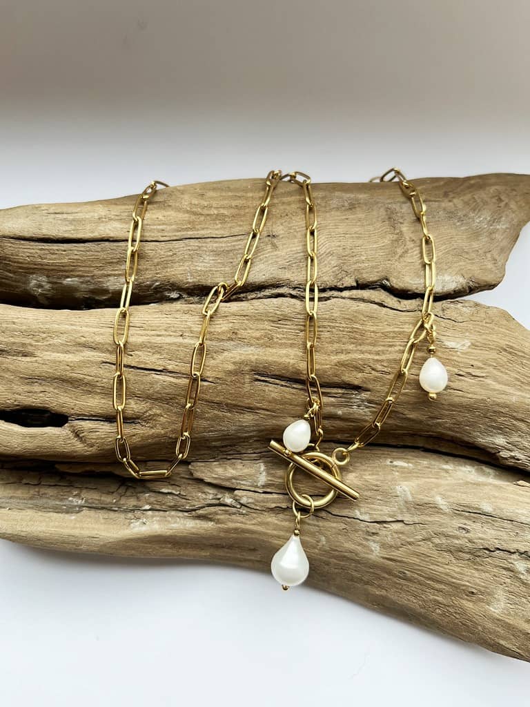 Naszyjnik Trzy perły to łańcuszek ze stali szlachetnej typu spinacz i trzy białe perełki hodowlane w kształcie kropli.