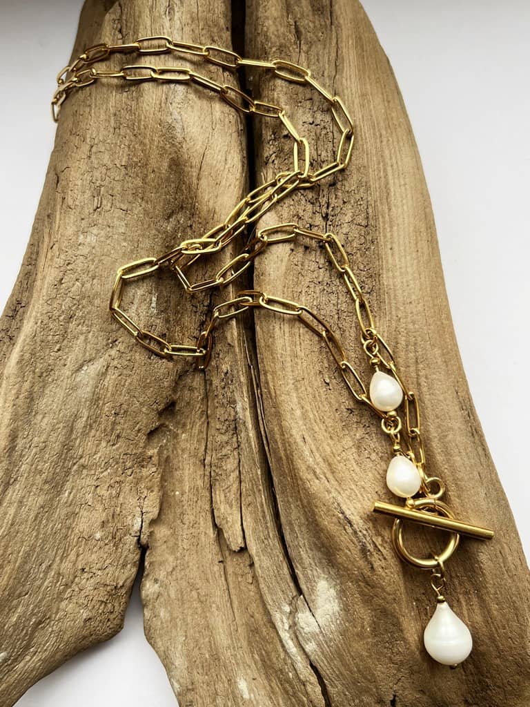 Naszyjnik Trzy perły to łańcuszek ze stali szlachetnej typu spinacz i trzy białe perełki hodowlane w kształcie kropli.